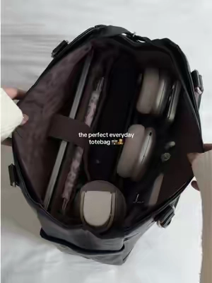 It’s sooo spacious, stain proof and super cutesy #tote #totebags #totebagaesthetic #packmybagwithme #everydaybag 