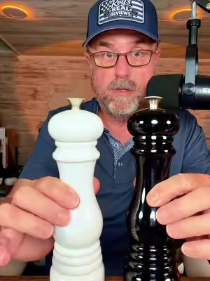 Le Creuset Salt & Pepper Mills #saltandpeppergrinder #lecreuset #RoysRealReviews 