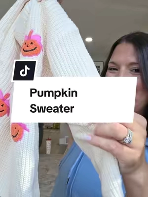 girl moms, this is one you don't want to miss! #halloween #toddlergirl #pumpkinsweater #halloweenoutfit 
