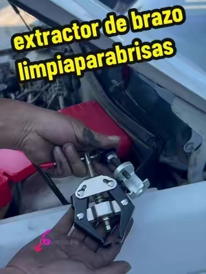 ¿De verdad estás usando una palanca para abrir los brazos del limpiaparabrisas? ¿No te da miedo dañar las piezas originales del coche?#CarDIY #tools #autotools #savemoney #savemoney 