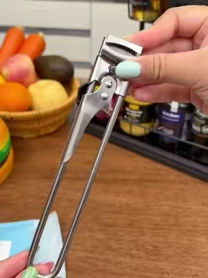 Perfect for seniors or anyone with arthritis or weak grip strength. This extra-strength kitchen tool makes opening jars and bottles effortless. No more struggling or asking for help. A practical gift for any home. 💡 #kitchen#utensil#Home#DIY#summervibes