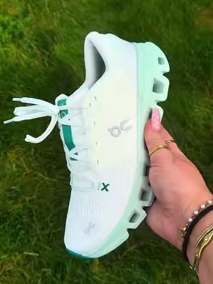These have completely upgraded my hot girl walk experience 🤩⭐️ I totally understand the On Sneaker hype #fyp #oncloud #walking #comfortable #blowthisup 