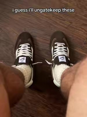 I recommend sizing up a half size with these vans low pros #vans #vansoffwall #vansskate 