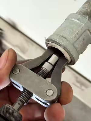 The Fastest Way To Remove Broken Pipe Threads.#dealsforyoudays #drywalltools #DIY #tooltok #ToolSet 