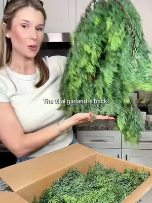 This garland looks so realistic! #Garland #ChristmasDecor #HomeDecor #tiktokshopcreatorpicks 