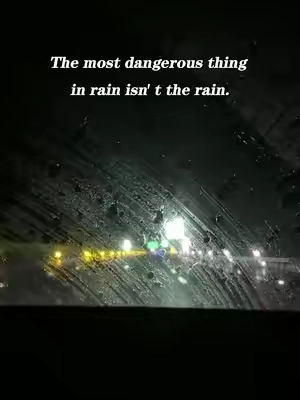 The oil film on the glass can easily lead to dangerous driving during heavy rainstorms and at night #dangerous #CarClean #Windshield #oilfilmcleaner #tiktok    