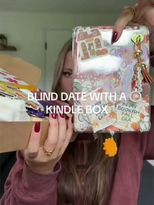 Will be getting one for every season because omg was this fun to open 🥹 #mossandmargins #blinddatewithabook #blinddatewithakindle #surprisebookbox #kindleaccesories 