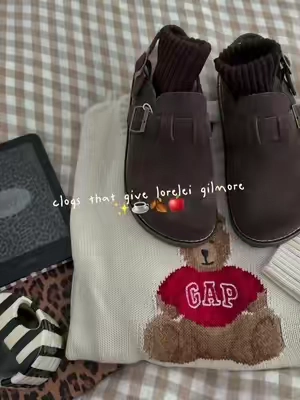 these chocolate brown clogs are so comfy 🤯 #clogs #clog #sliponshoes #fallshoes #suedeclogs @Cushionaire 