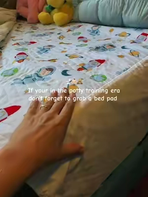 Toddler bed pads that are 100% leak proof & reusable #pottytraininingmama #bedpads 