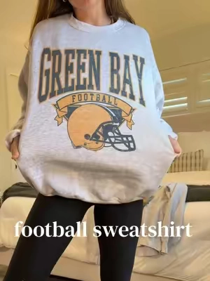 the sweatshirt that I will be living in all football season 🏈🏉 #football #footballsweatshirt #gamedayoutfit #vintage #footballseason @PartyOnShop 