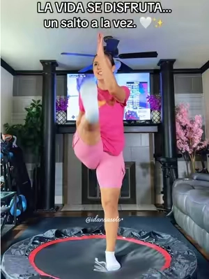 ¿Hace días que dice “mañana empiezo”? Hoy puede ser diferente. Ponga música, súbase al trampolín y disfrute el proceso. Lo importante es empezar. 🤍 #trampoline #cardio #sports #motivation #tiktokshop 