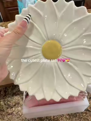 These are super cuteee!! So whimsy #plate #whimsical #flowerplate #decorationplate #platewall 