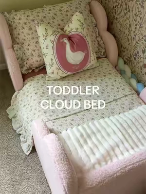 Plus it actually has slats so her mattress is off the floor… IYKYK 🙌🏼 #lilypelle #toddlerbed #floorbed #cloudbedframe #toddlerfloorbed 