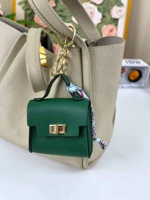 I’ve been reaching for this mini pouch all the time lately..#pursecharms #pouchprusecharm #minicoinpurse #summerfinds