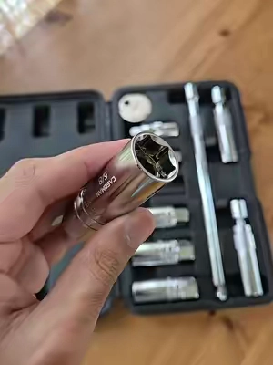 Magnetic spark plug socket set designed to keep plugs secure and make spark plug replacement faster and easier. Complete automotive tool kit with multiple socket sizes, swivel joint, gap tool, and extension bar for mechanics and DIY users. #sparkplugsocket #mobilemechanic #enginebuild #mechanictools #garagetools 