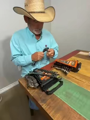 I may have found the perfect gift for men! They will never need wrench again!! They can fix anything now!! All the DIY! #ratchetwrenches #ratchetwrenchset #wrenchset #giftsforhim #toolset @Horusdy 