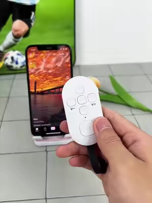 One arm holding the baby, the other scrolling — you got a third hand?#tiktokmademebuyit #tiktokshop #remotecontrol #coolgadgets #viral 