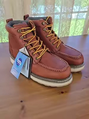 Upgrade your workday with the ROCKROOSTER Walker 6-inch soft toe moc toe wedge work boots featuring premium full-grain leather and Poron XRD arch support. Engineered with ASTM EH electrical hazard protection and slip-resistant rubber outsoles, these durable boots deliver all-day anti-fatigue comfort for roofs and tough jobsites. #rockroosterboots  #workboots #menboots  #safetyboots #botadetrabajo 