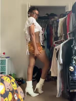 pulling this skirt down into a mini skirt is making me want an actual mini skirt🤭🧡