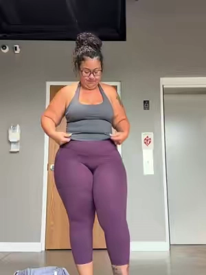 Love me some good leggings but make them capris @Halara #leggings #capris #plussizefashion #womensfashion #gymfit 