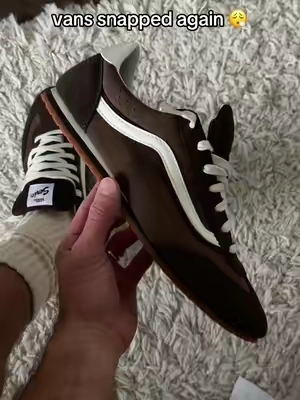 I recommend sizing up a half size with these vans low pros #vans #vansskate #vansoffthewall #ttsneakerweek 
