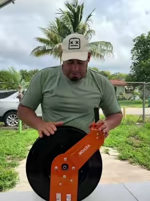 🚗💨 Si tienes compresor, NECESITAS esto en tu garaje 🔥 100 FT de manguera, hasta 300 PSI y se recoge sola para olvidarte de las mangueras tiradas y enredadas. Perfecta para el taller, herramientas neumáticas y trabajos de mecánica. 🔧💪 #backtoschool #Retractable Air Hose Reel #AirHoseReel #GarageTools #MechanicTools 