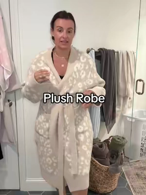 Save your money & grab this plush robe! It's soo cozy & soft, the exact material but sooo much cheaper! #robe #womensrobe #plushrobe #bathrobe