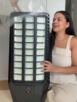 La mia es la que dice ULTRA! #solarlights #outdoorlighting 