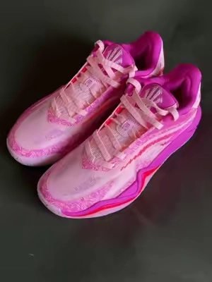 Low top basketball shoes that are comfy and supportive. These fit true to size and once they break in they feel like they mold to your foot. #basketballshoes #kyrie #kyrieirving #ttsneakerweek 