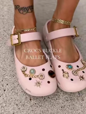 1/2 sizes go down 🤎🎀 #crocs #crocsnewarrivals #crocsballetflats #maryjaneflats #balletflats 