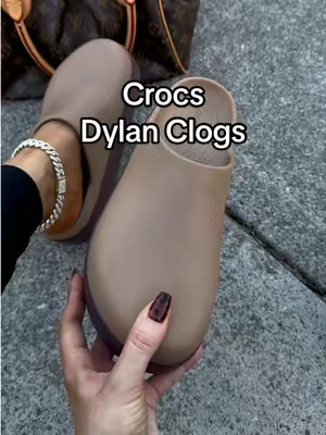 Crocs knows what the working girlies need 🤎☁️ #crocs #dylancrocs #crocsdylan #crocsdylanclog #tiktokshopcreatorpicks  @Crocs 