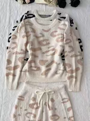 This set is basically a wearable blanket. ☁️🐆The plush fabric feels ridiculously soft, and the relaxed fit is perfect for cozy days at home. 🤎#CozyLoungewear #LeopardPrint #LoungeSet #FallOutfits #CozySeason  