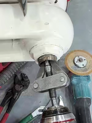 Remove the broken water pipe section from the fitting in just a few seconds.#tiktokshop #plumbingtools#plumbingrepair#handymantools#diyplumbing