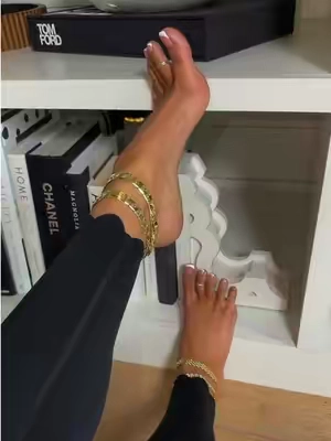 Cuban Link anklets are making ankle jewelry the statement piece again, and they work with everything from sneakers to heels #CubanLinkAnklet #AnkleJewelry #CubanLinkJewelry #AnkletStyle #FashionAccessories 