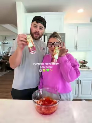 Trying the NEW Bloom Energy Pear Scare flavor 👻🍐💚 Crisp, refreshing pear flavor + the energy boost I need to get through the day. This new Bloom Nutrition launch might be one of my favorites yet. ✨ #BloomPartner #BloomNutrition #BloomEnergy #PearScare #EnergyDrink 
