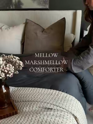 Midnight✨ might just be their best color yet 😍 some sizes already sold out so if you want it don’t wait!! @Mellow Sleep #mellow #mellowcomforter #comforter #fallbedding #cozybedroom 