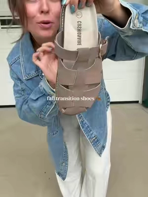 I LOVE these clogs for all of my fall transition outfits!! #falltransitionoutfit #falltransitionpieces #clogs #clogshoes #fallshoes 