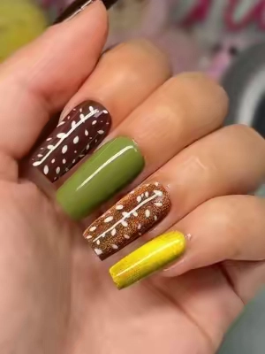 how cute are these?!? 🦌 @BeetlesGelPolish  #diynails #gelxnails #deerprintnails #fallnailinspo #fallnails 