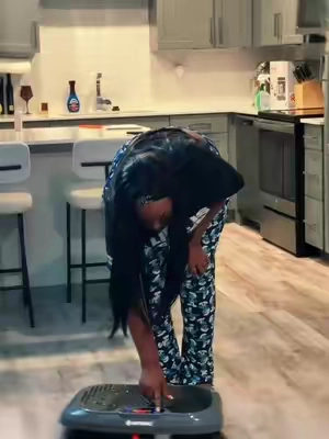 Okayyyy… now I see why everybody got a vibration plate 👀🔥 Easy to use, fits right at home & I can literally hop on while watching TV 😂🙌🏾 If you’ve been thinking about getting one, THIS IS YOUR SIGN TO GET FINE 🩷 #hotwave #vibrationplate  #portable #lymphaticdrainage 