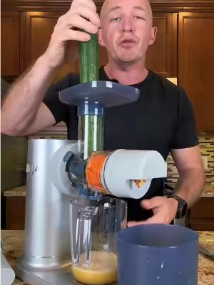 This Ninja Neverclog 3-in-1 juicer, slicer and shredder is a kitchen must have! #juicer #slicer #shredder #foodprocessor #ninjakitchen 