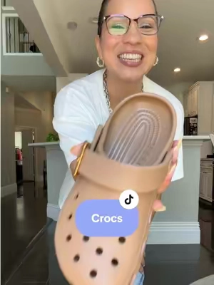 Zapatos cómodos @Crocs #crocsshoes #zapatoscomodosdama #zapatoscomodos #crocsnewarrivals #TikTokshopbacktoschool 
