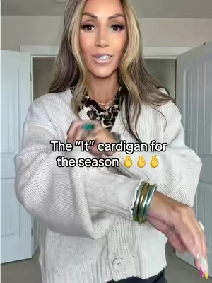 I absolutely love this button up cardigan 🤌 I’m getting really excited for fall even though I love the sun. 😍 dress it up for work or just wear it with jeans. Love 🤩