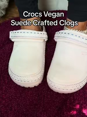 I’m a size 7 wearing a J5! Women’s size 8 can wear a J6, and women’s size 6 can wear a J4! #crocs #crocsvegansuedeclogs #crocsvegansuedecraftedclogs #tiktokshopcreatorpicks #crocsnewarrivals 
