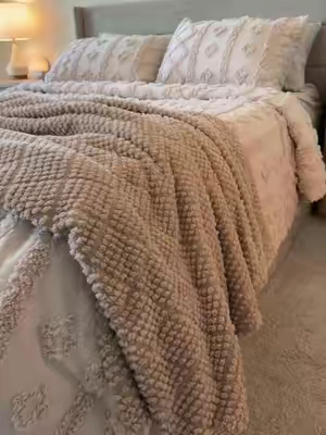 Dale un toque acogedor a la cama con este bello set que ya te trae todo incluido, es un edredón ligero de muy buena calidad a conservado su forma después de lavado ..  Incluye las fundas para las almohadas, el edredón y el set de sábanas  #cozybedroom #comforterset #comforter #tiktokshopsummersale #tiktokshopcreatorpicks 