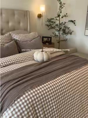 The cutest gingham bedding AND it’s 100% cotton 🤎 I’m obsessed with how cozy it looks🧺🪵😮‍💨 @Bedsure home  #duvetcover #duvet #beddingdecor #fallvibes #bedding 