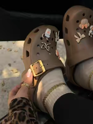 cozy szn loading 🍂 #crocs #fallshoes #fallaesthetic #fashiontiktok #crocsclogs @Crocs 