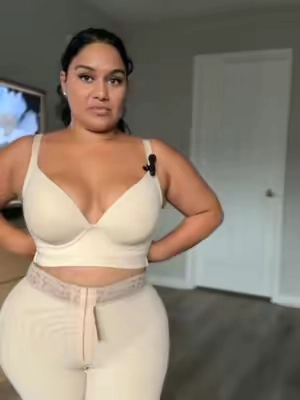 Thin straps dig into shoulders and slip off! Wide non-slip straps ease pressure while staying securely in place.#Shapellx #Bra #BustFit #musthave #bodyconfidence #curvyfashion