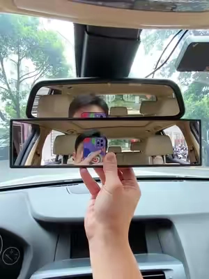 ¡Este espejo eliminador de puntos ciegos es imprescindible para cualquier coche! Conduce con mayor seguridad al ampliar tu campo de visión alrededor del vehículo. Sin herramientas, se instala directamente sobre tu espejo retrovisor actual. 🚗👁️🛡️ #carproducts #caraccessories #blindspotmirror #carsafety #rearviewmirror