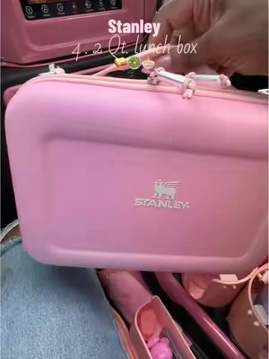 The prettiest sunset color☺️🎀 There’s also a matching water bottle☀️🌸 #stanley #stanleylunchbox #lunchbox #travelcase #pinkaesthetic  