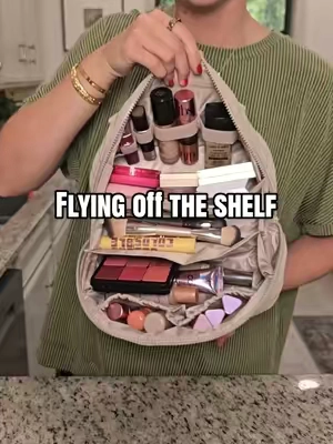 Just grab the medium! I have both sizes, and they're soooo similar. #makeupbag #lovevook #travelbag @LOVEVOOK 